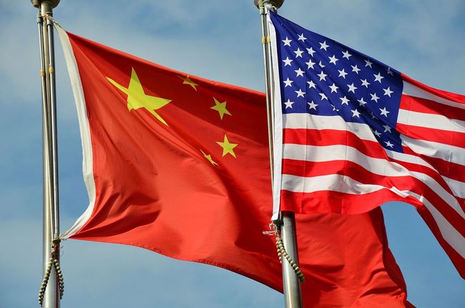 アメリカと中国の国旗
