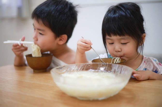 そうめんを食べている子供たち