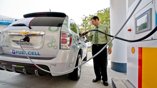 ロサンゼルスのガソリンスタンドで、水素燃料を補給するドライバー