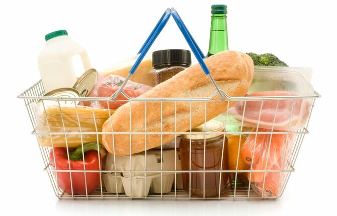 買い物かごいっぱいの食料品