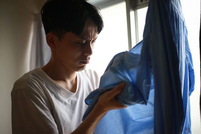 服の匂いを気にする男性