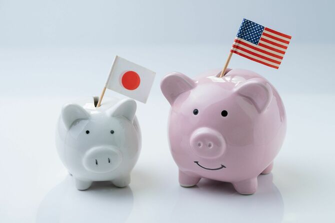 日本とアメリカの国旗が刺さった豚の貯金箱
