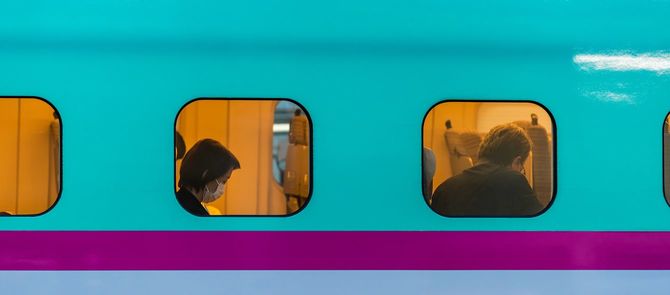 マスクを着けて新幹線に乗る女性＝2020年4月5日、宇都宮駅にて