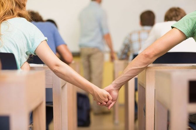 授業中に手をつなぐカップル