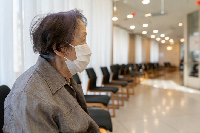 病院の待合室にいる高齢者