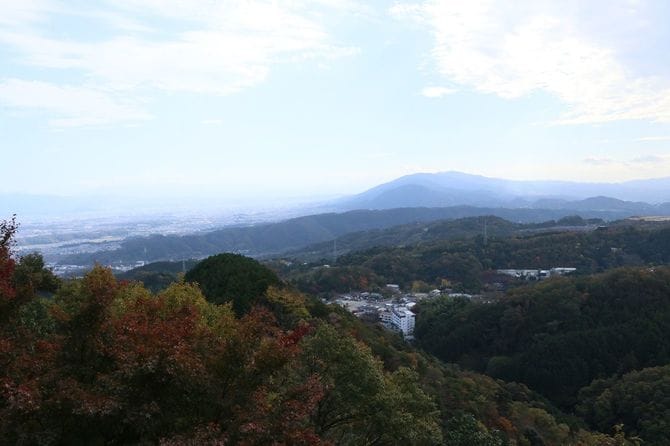 雄岳より北東方面。正面が生駒山地、その左が大阪平野