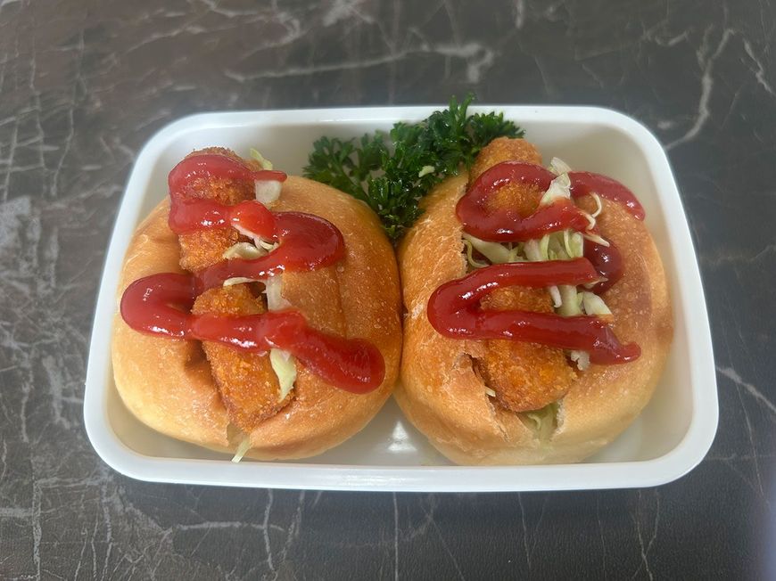 編集部員が息子に作った筆者おすすめの冷凍フライのロールパン弁当