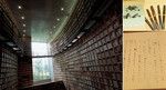 （左）安藤忠雄が設計した、司馬遼太郎記念館の内部。高さ11ｍの壁面いっぱいにおよそ2万冊の書籍が並ぶ。その景観は圧巻の一言。見学者は心ゆくまで司馬遼太郎の世界に浸ることができる。（右）記念館では企画展も催されており、現在は司馬遼太郎が生前に愛用していた品々が展示されている。