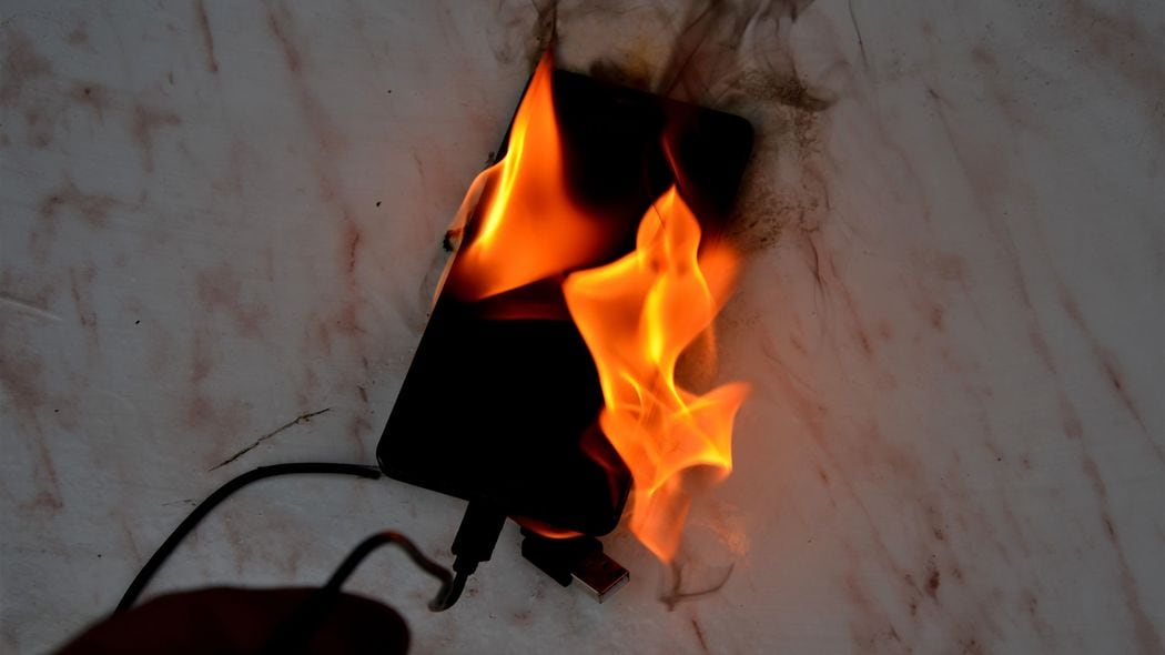 なぜスマホ充電器が突然｢炎上｣したのか…日本製でも油断できない｢危険なモバイルバッテリー｣の見極め方 電池の発火を引き起こすのは｢高温｣｢衝撃｣｢過充電｣