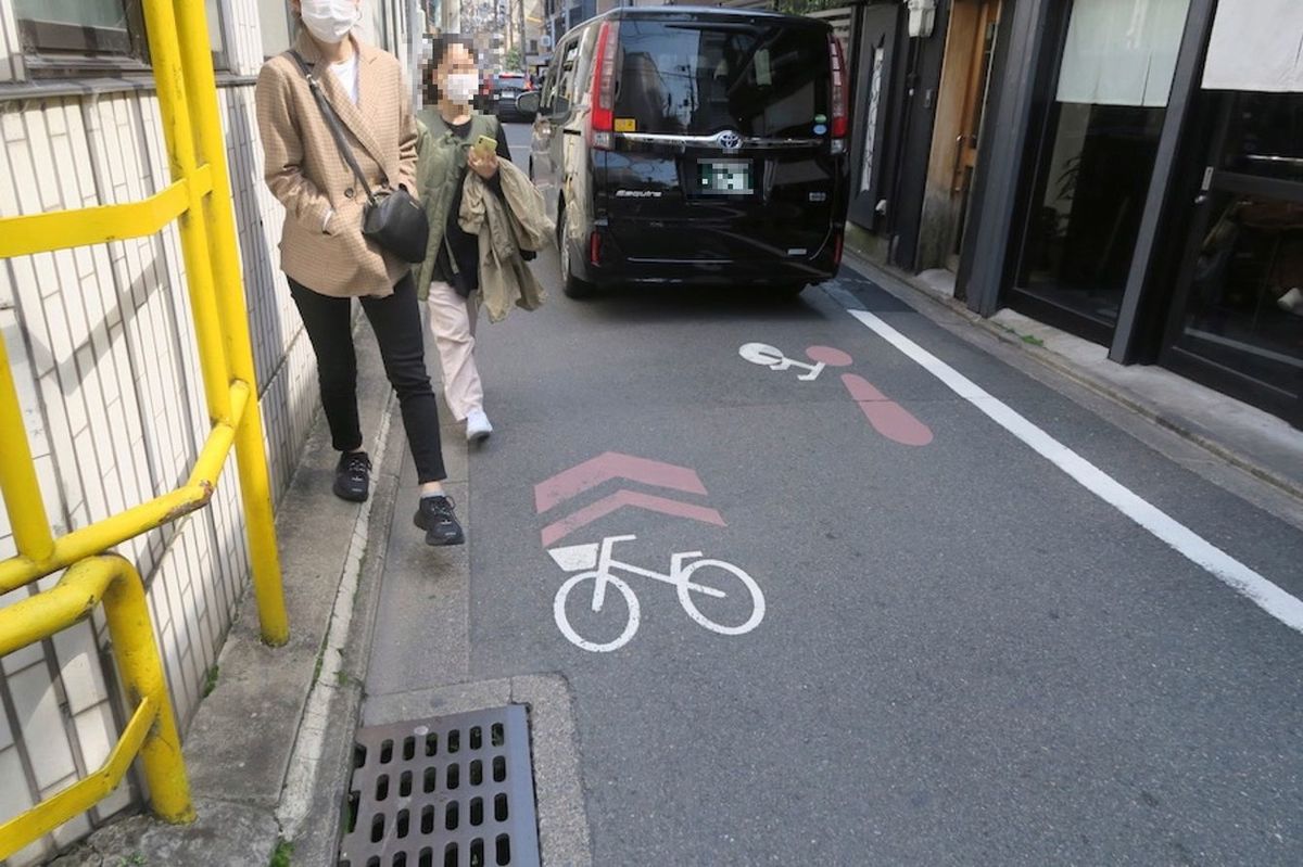 こんなに狭い路地にも「自転車は左側通行」のピクトグラム