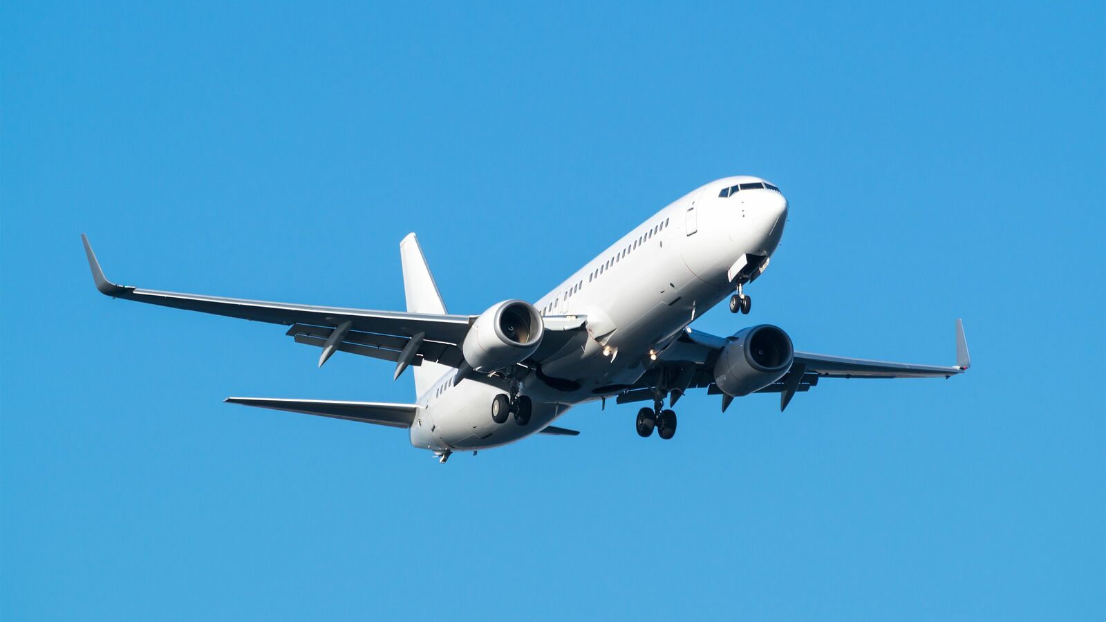 飛行機がバトンのように受け渡されていく…｢声だけでパイロットに指示を出す｣航空管制官の知られざる仕事術 秒単位の調整で大量の飛行機を"捌く"