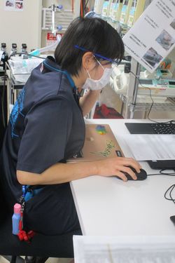 電話をうける救急救命士