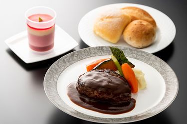憧れのCAになりきって食べる…経営危機が生み出した「ANA機内食 憧れのCAになりきって食べる…経営危機が生み出した「ANA機内食