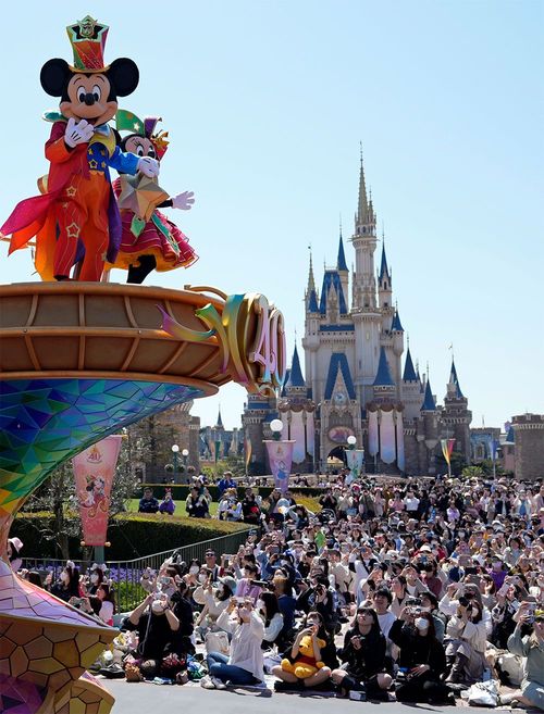 東京ディズニーランドで行われたプレスプレビューで、新パレード「ハーモニー・イン・カラー」に見入る来場者たち=2023年4月10日