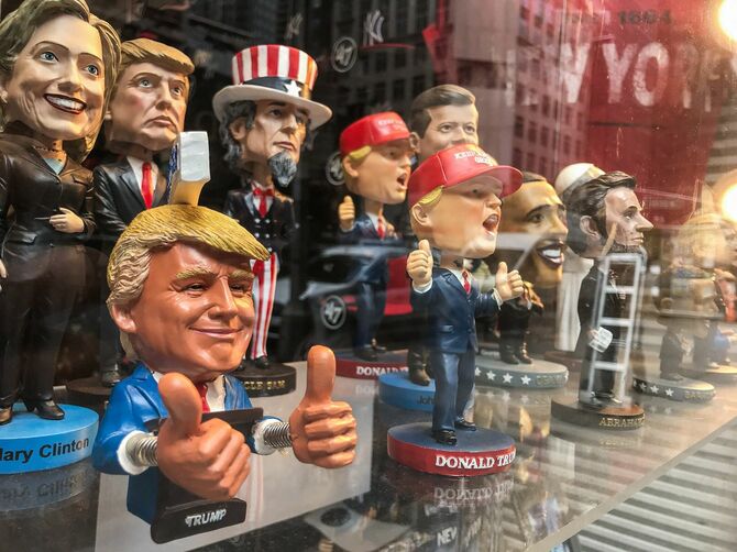 2019年5月23日、ニューヨークの土産物店のショーウィンドウには政治家の風刺人形