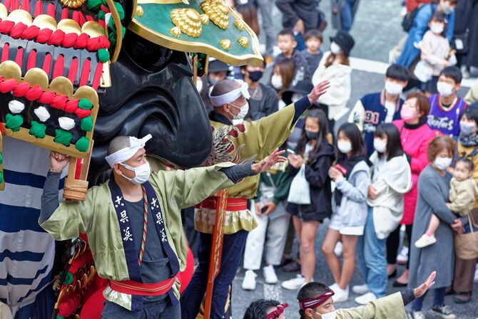  2021年11月3日、武田信玄の兜を模した山車に乗った人々が、唐津くんちを練り歩く