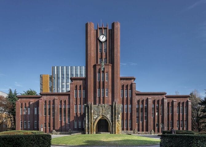 東京大学安田講堂（写真＝Kakidai／CC-BY-SA-4.0／<a href="https://commons.wikimedia.org/wiki/File:Yasuda_Auditorium_-_Tokyo_University_3.jpg" target="_blank">Wikimedia Commons</a>）
