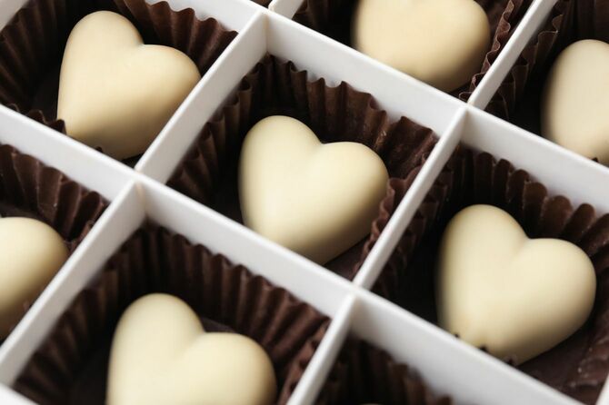 箱の中のハート型のチョコレートキャンディー