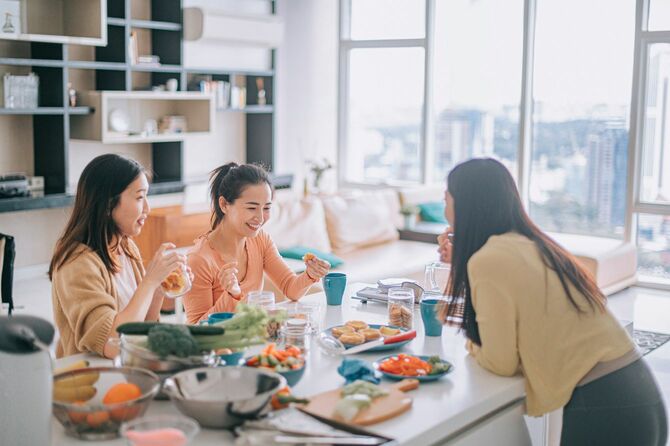 週末に自宅で朝食を楽しむ3人の中国人女性グループ