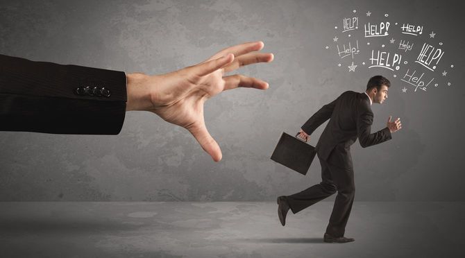 大きな手からうまいこと逃れて助けを求めに行く人