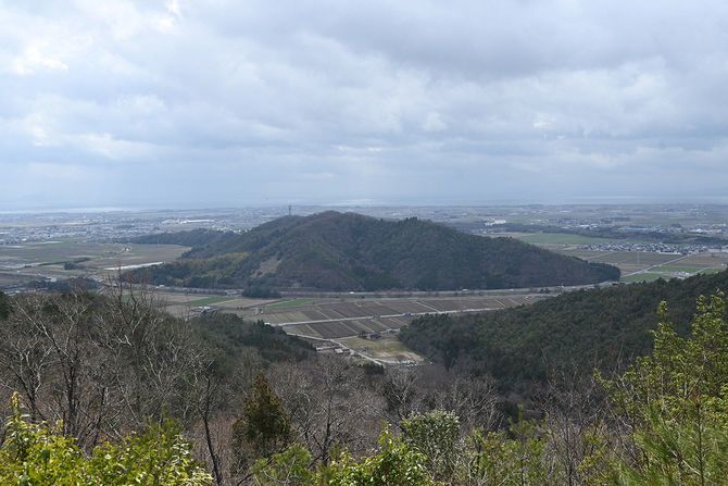 御茶屋付近から眺めた虎御前山。