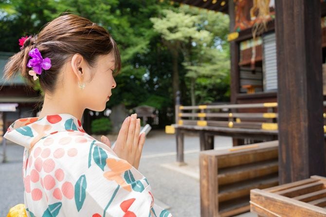 お参りしている女性