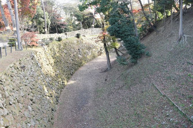 家康時代の名残りをとどめる岡崎城の清海堀