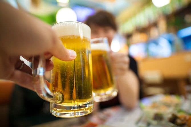 ビールジョッキを持つ手元