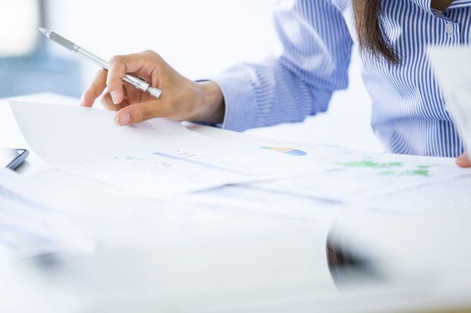 書類を整理する女性