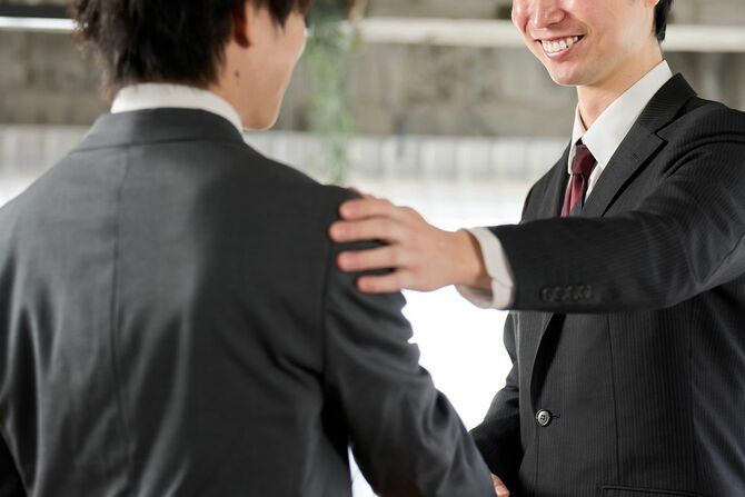 部下を励ます実業家