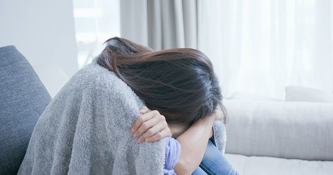 うつ病の女性は家で何かを考える