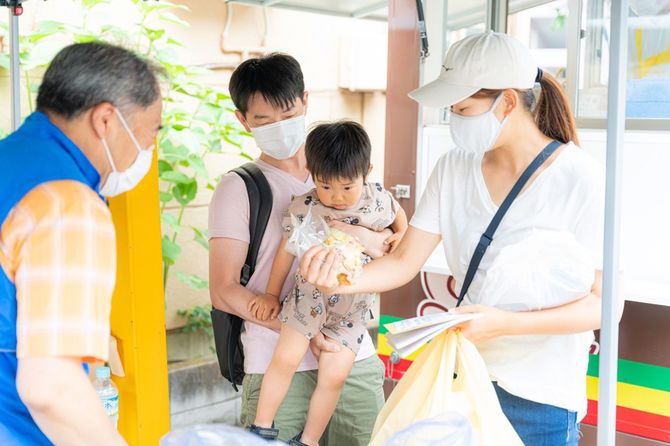 子ども食堂が行うフードパントリー（食材配布）の様子。ボランティアには高齢者も参加している。