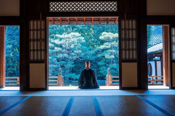 座禅を組む伊藤東凌氏