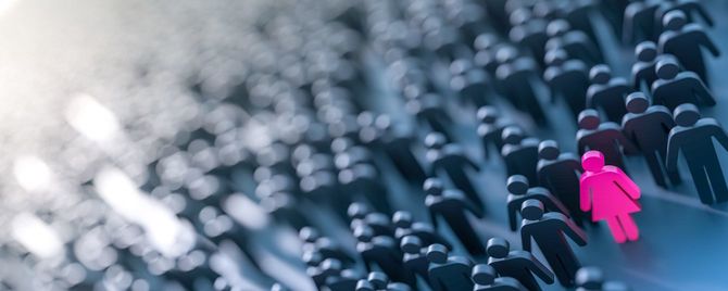 群衆の中でたった一人の女性