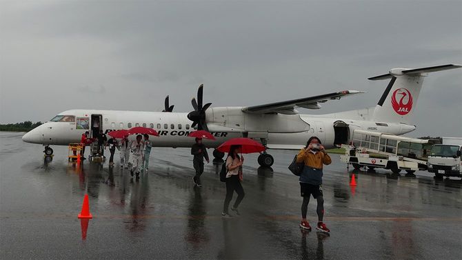 多良間空港に着陸後、乗客はターミナルに徒歩移動する