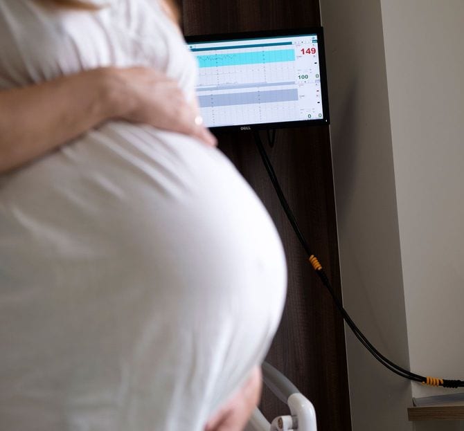 おなかの大きい妊婦