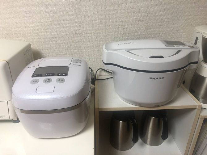 炊飯器(左)と自動調理器(右)。自動調理器の購入は正解だった。子どものお迎えに行っている間に夕食が出来上がる。