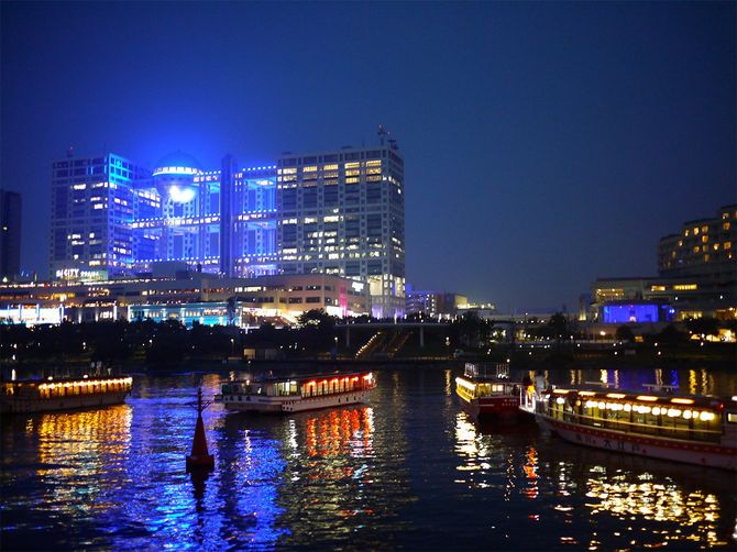 お台場に浮かぶ屋形船は夏の風物詩だったが、新型コロナの影響で予約激減。今夏は1、2隻しか浮かんでいない日も多い。