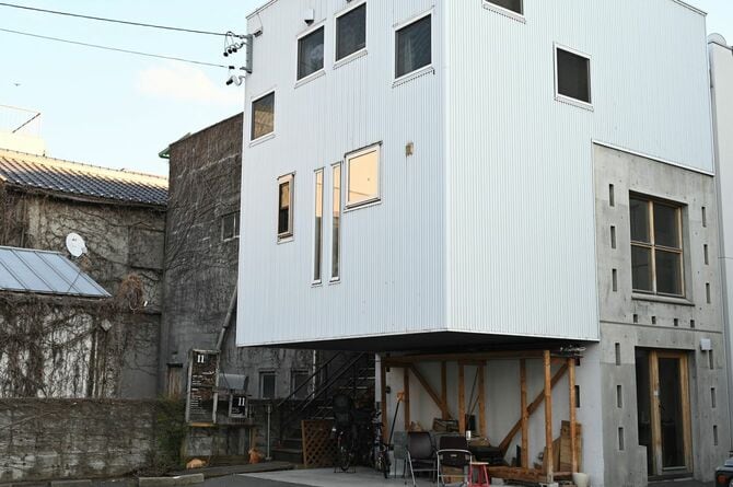 カフェスペースがある建物の少し奥にあるゲストハウスの外観