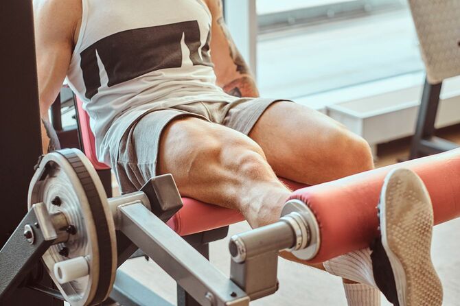 脚のトレーニングをする男性