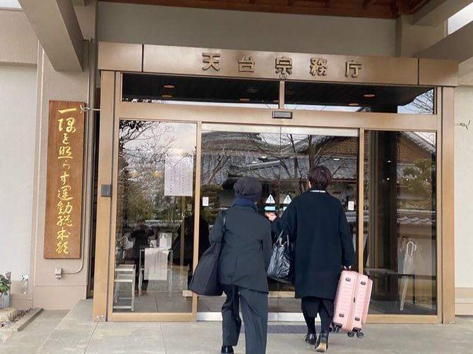 天台宗務庁の聴取に向かう叡敦さん(左)と弁護士