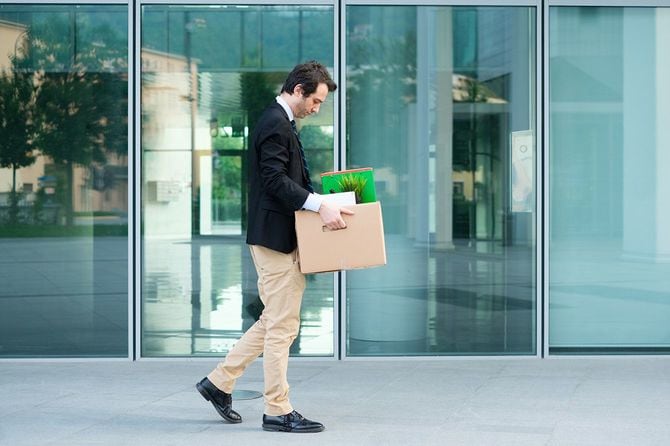 オフィスから離れて歩いて必死と火力の実業家