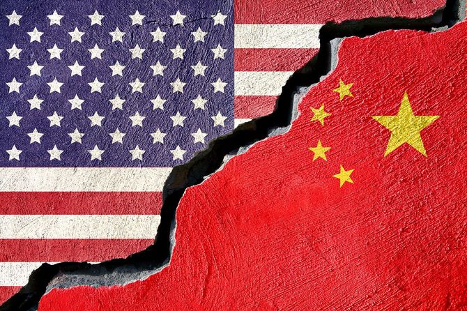 アメリカと中国の国旗の間がひび割れている様子