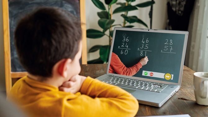 オンライン授業で算数を学ぶ、6～7歳の男児