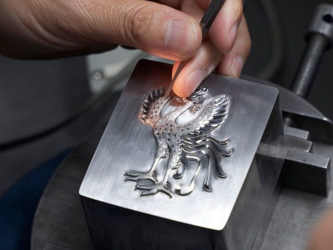 センチュリーの象徴である「鳳凰」エンブレムは、工匠が金型を約1カ月半かけて手で彫り込む