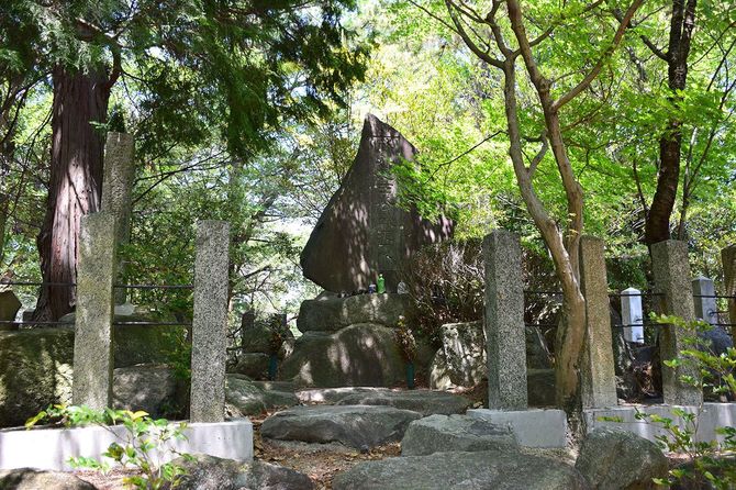 勝入塚(池田恒興戦死の地)