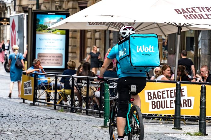 自転車で配達するウォルト