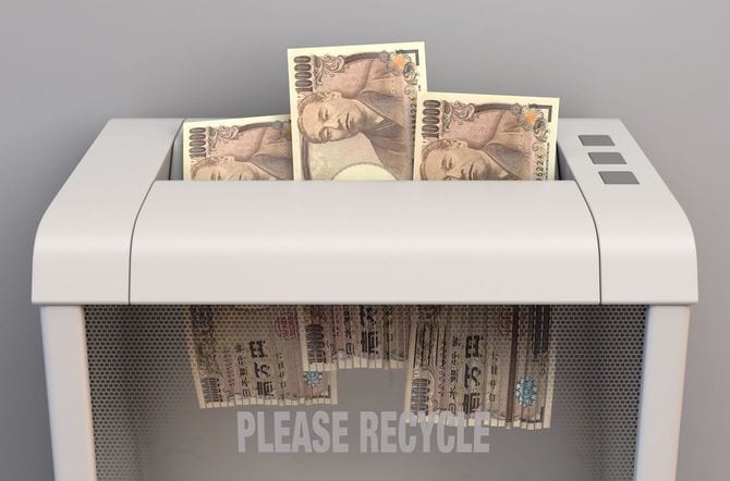 シュレッダーにかけられる複数枚の一万円札