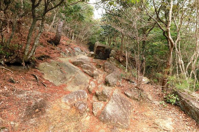 その名の通り岩山の岩石城。巨石が行く手を阻む
