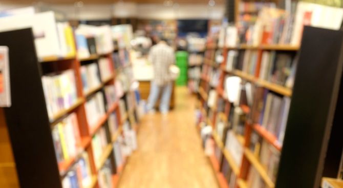 木と暖かい光で飾られた本棚店のぼかしの背景